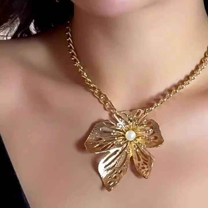 Exaggerated antique style large flower necklace, female niche metal chain texture hollow out flower necklace